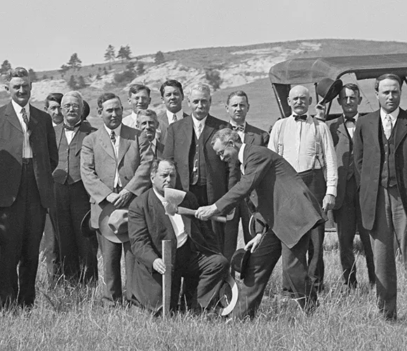 Large group of 人 at a groundbreaking ceremony